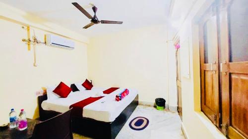 普里Hotel Ashok Royal ! Puri的一间卧室配有两张床和吊扇