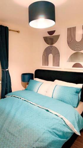 阿克灵顿Mo Apartment的一间卧室配有一张带蓝色棉被的床