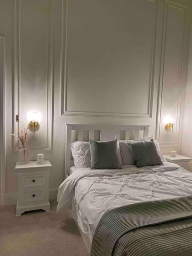 南安普敦Victorian Stay in Ocean village的一间白色卧室,配有床和2个床头柜