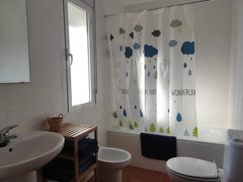 托莱多Casa con Jardín entre Toledo y Puy du Fou的浴室设有卫生间、水槽和淋浴帘