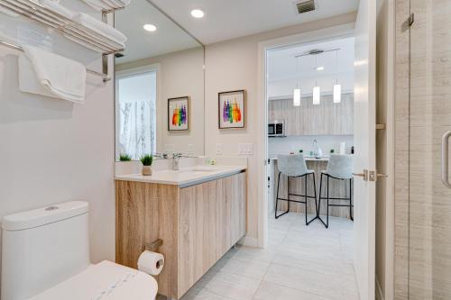 迈阿密3900-719JC DESIGN DISTRICT, CONDO 1 BEDROOM /1 BATHROOM & BAYVIE的浴室配有卫生间、盥洗盆和台面