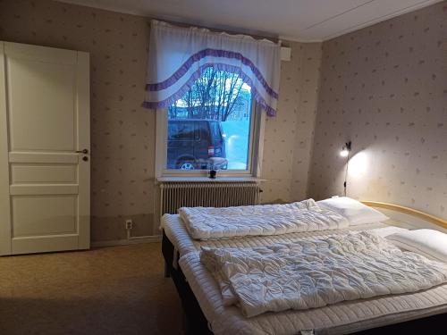 基律纳Kiruna accommodation Gustaf Wikmansgatan 6b villa 8 pers的一间卧室设有一张床和一个窗口