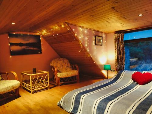FintownMeadowsweet Forest Lodge的卧室配有床、椅子和窗户。