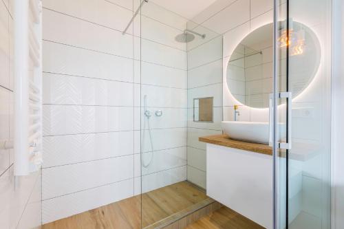 巴古尔Cap Sa Sal Aquamarina Begur的一间带玻璃淋浴和水槽的浴室
