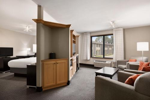 CarrollCarrollton Hotel的酒店客房设有床和客厅。