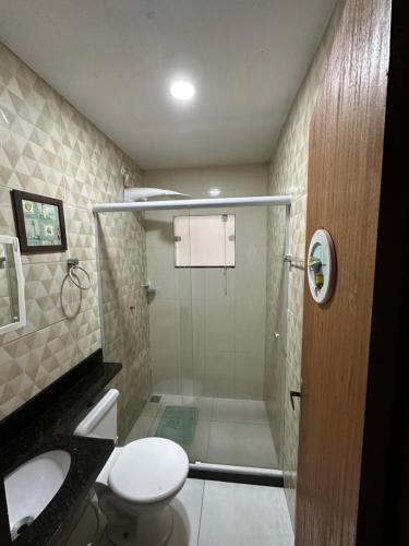 安格拉杜斯雷斯Celeiro Café com Arte的带淋浴、卫生间和盥洗盆的浴室
