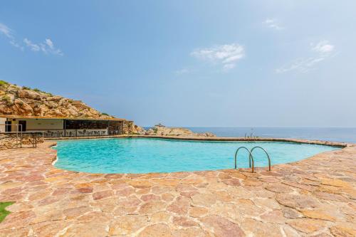 巴古尔Cap Sa Sal Aquamarina Begur的一个大型的游泳池,背景是大海