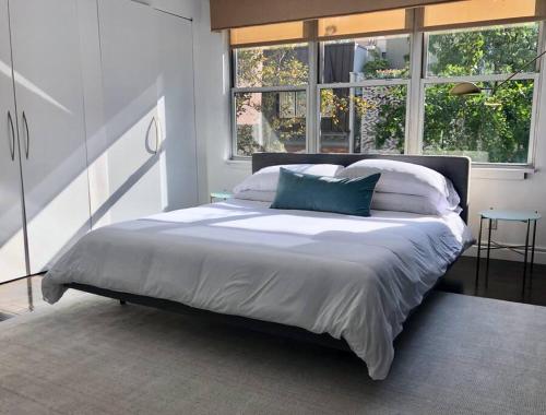 纽约Private Penthouse w Roof Oasis的一间卧室配有一张带蓝色枕头的床