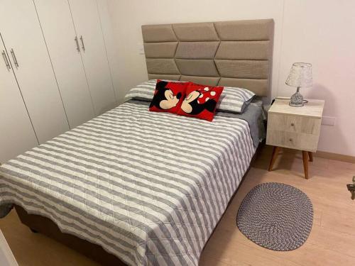 利马Apartamento en Barranco的一间卧室配有一张带两个微米枕头的床。