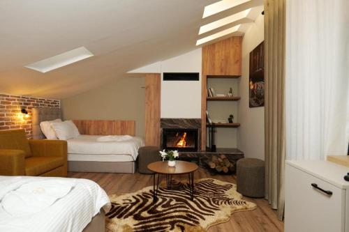 戈里察Vila Muslli的酒店客房配有一张床和一个壁炉。