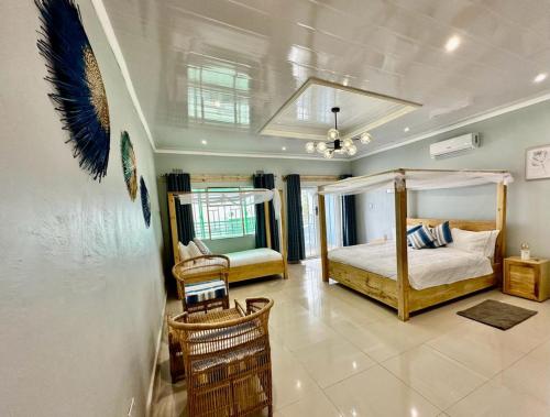 Nkhata BayNdau Lodge的一间卧室配有一张天蓬床和椅子