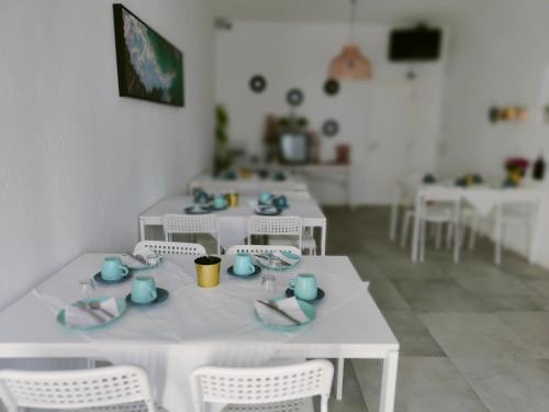 Villa Paraíso da Caparica餐厅或其他用餐的地方