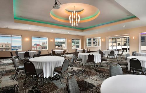 亚特兰大亚特兰大市中心智选假日酒店的宴会厅配有桌椅和吊灯。