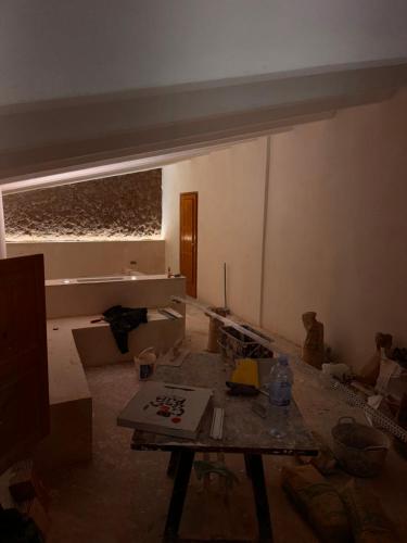 卡尔佩Casa del Santo - Deluxe Studio的未完成的房间,中间设有一张桌子