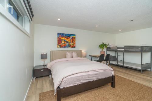 埃德蒙顿Central Edmonton Family Friendly Home的卧室配有一张床,墙上挂有绘画作品