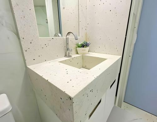 累西腓Flat Radisson Recife的浴室设有混凝土水槽和镜子