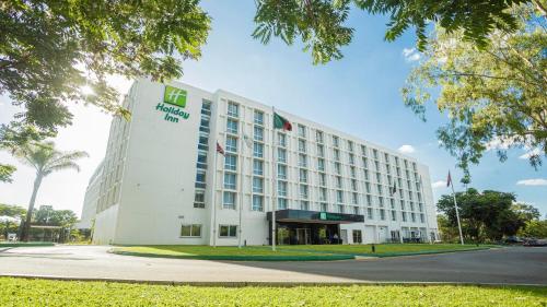 卢萨卡Holiday Inn - Lusaka, an IHG Hotel的酒店大楼的 ⁇ 染