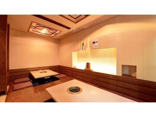 天童市Tendo Grand Hotel Maizuruso - Vacation STAY 36011v的一间设有水槽和桌子的等候室