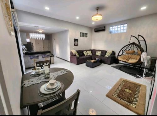 松索纳特Marhabibi's home的客厅配有桌子和沙发