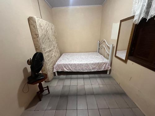 因贝Casa albatroz Imbé的小房间设有椅子和镜子
