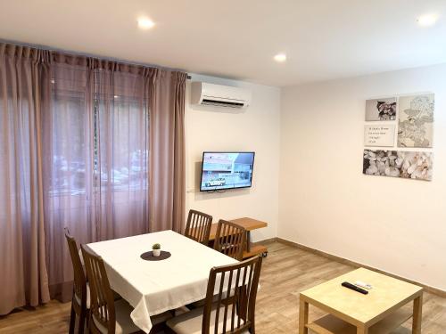 萨瓦德尔Josep Tarradellas Entire Apartment的一间配备有白色桌椅的用餐室