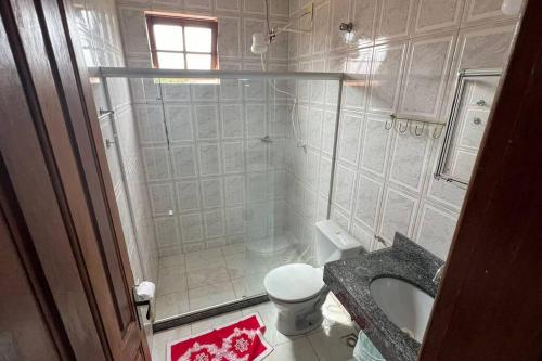 瓜拉派瑞Apartamento em Setiba的带淋浴、卫生间和盥洗盆的浴室