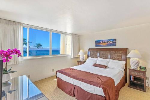 卡哈纳Stunning 1 Bedroom with Ocean and Island Views ~ Sleeps 4 ~ Royal Kahana 514的一间卧室设有一张床,享有海景