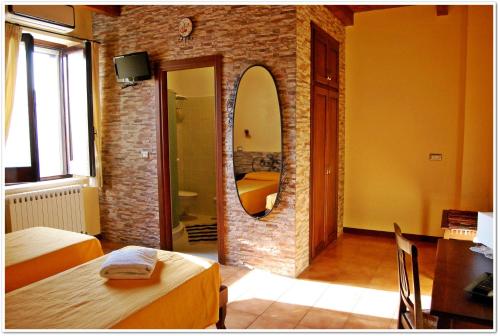 圣欧费米亚拉默齐亚拉马托博尔戈住宿加早餐旅馆的带镜子的房间和一间带床的卧室