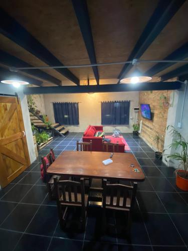 科斯金Departamento pleno Centro de Cosquín的客厅配有木桌和红色沙发