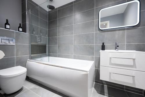 南安普敦Luxury Apartment by Ocean Village Marina的白色的浴室设有卫生间和水槽。
