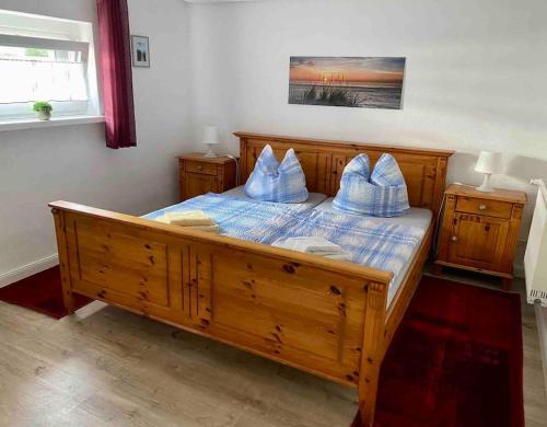 岑平Ferienwohnung Flunder的一间卧室配有一张带蓝色枕头的木床。