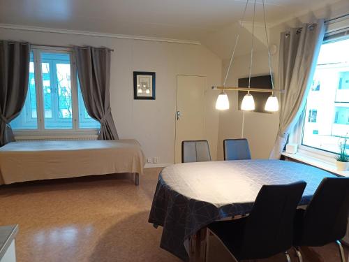 基律纳Kiruna accommodation Gustaf wikmansgatan 6b (6 pers appartment)的一间设有两张床和一张桌子及椅子的房间