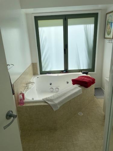 怀蒂昂格Annabells B&B的带浴缸和窗户的浴室