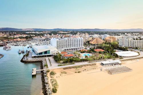 维拉摩拉维拉摩拉码头宏福酒店的享有度假胜地和海滩的空中景致
