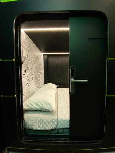 波哥大Hotel Joy Cll 85的小房间设有床和镜子