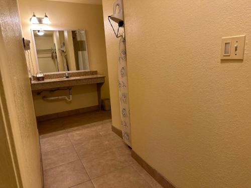 圣奥古斯丁海滩圣奥古斯丁岛酒店的一间带水槽和镜子的浴室