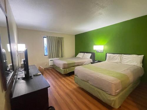 法戈Dakota inn的酒店客房设有两张床和一台平面电视。