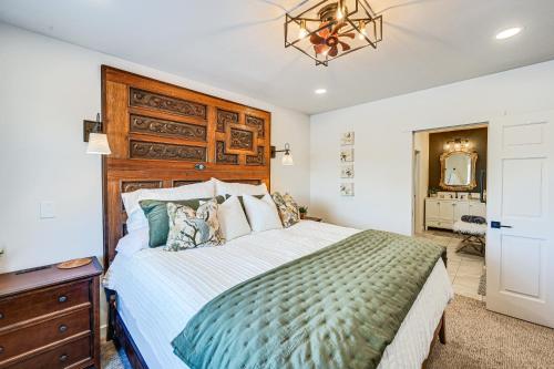 克雷格Stellar Craig Apartment - Walk to Restaurants!的一间卧室配有一张大床和木制床头板