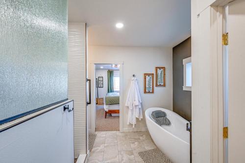 克雷格Stellar Craig Apartment - Walk to Restaurants!的带浴缸和盥洗盆的浴室