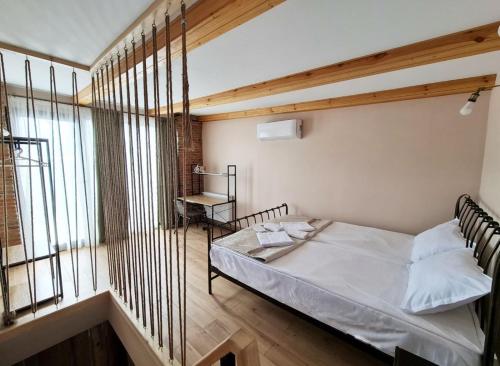 第比利斯Apart10 "Capture Old Tbilisi Spirit"的一间卧室设有一张床和一个大窗户