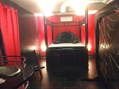 德累斯顿VIP Design Apartment m. Dachterrasse的一间设有一张红色墙壁的床的房间