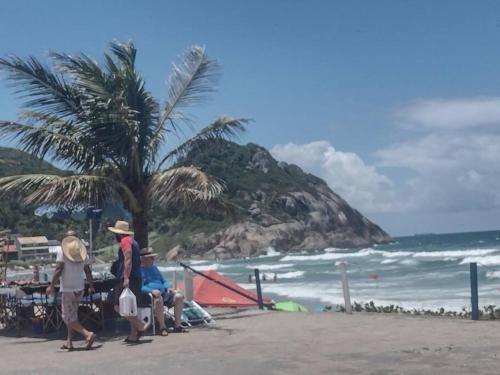 南圣弗朗西斯科casa aconchegante em Ubatuba的一群人坐在海滩上