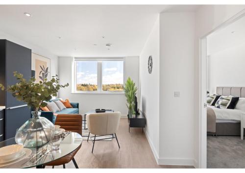贝肯翰姆Beckenham Beauty: Modern 1-Bedroom Abode的白色的客厅配有床和桌子