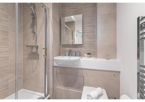 贝肯翰姆Beckenham Beauty: Modern 1-Bedroom Abode的一间带水槽、卫生间和淋浴的浴室