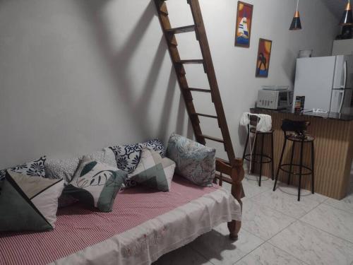 南圣弗朗西斯科casa aconchegante em Ubatuba的带枕头和梯子的床的客房