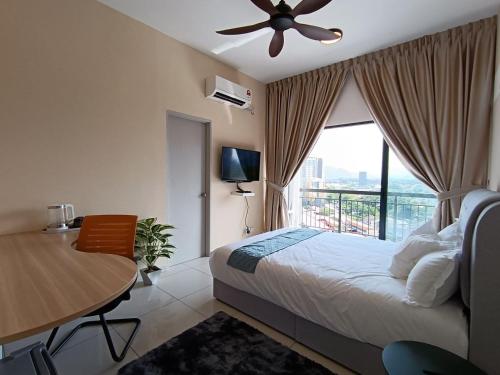 怡保The Horizon Ipoh Dual L13 by Grab A Stay的一间卧室配有一张床、一张桌子和一个窗户。
