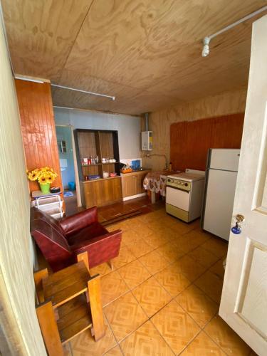 埃尔基斯科CABAÑA EL QUISCO的带沙发和冰箱的厨房