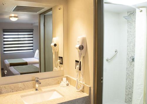 墨西卡利卡拉菲亚酒店的一间带水槽和镜子的浴室