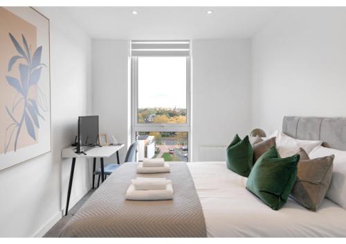 贝肯翰姆Cosmopolitan Living: Upscale 1BR Gem in Beckenham的白色的客厅配有带绿色枕头的床
