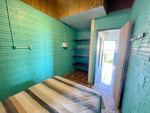 加罗帕巴SURFWAYS的一间设有一张绿色墙壁的床的房间